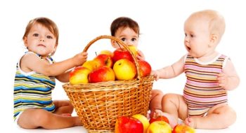 11398306-trois-bébés-s-asseoir-autour-panier-plein-de-pommes